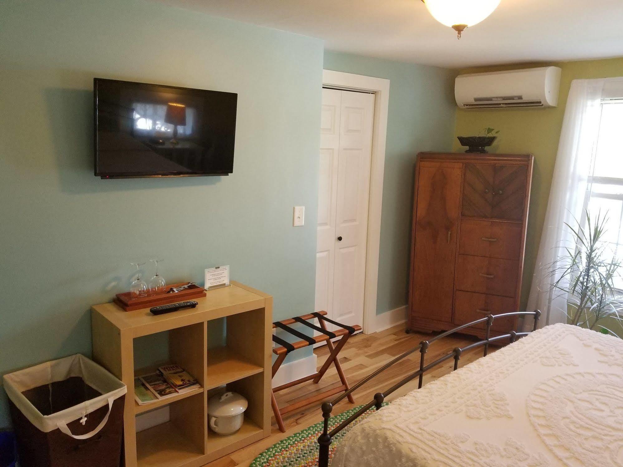 The Blackberry Inn Bed & Breakfast 왓킨스글렌 외부 사진
